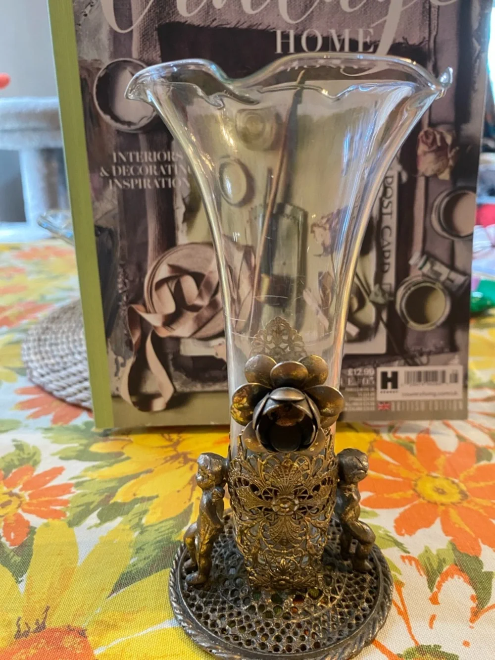 Vintage filigree, gold tone, metal cherubs angels on crumpet fluted glass vase - Picture 13 of 13